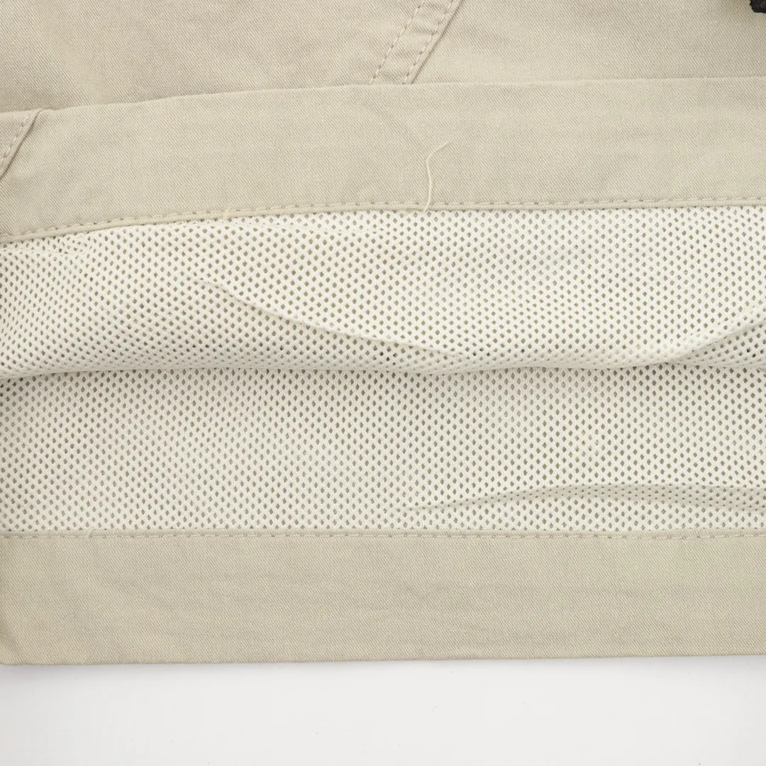 🅿️330 CD x Stone Island/Dior Stone Island joint logo shorts The fabric is made of custom-made woven fabric, which is silky and super soft compared to the original. The texture and strands of the fabric are clear and obvious, and the drape is first-class. The workmanship is exquisite and meets the foreign trade export standards. There are 4.5 stitches per centimeter. Every seam is pressed with open stitching, and the stitching is as neat as a ruler. , Made of woven floral cotton ribbon, the weaving is tight and soft to the touch. The embroidery process uses Behringer embroidery machines, which makes the embroidery colors more full and the embroidery more three-dimensional. The upper body effect is good, the same style for men and women, simple and versatile, purchasing heavyweight items, feel free to compare the quality of any on the market! Size：XS-L